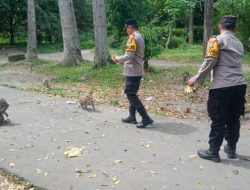 Patroli di Alas Simpenan, Polisi Kediri Sampaikan Imbauan Kamtibmas dan Bagikan Kaos 110