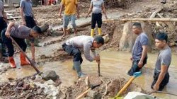 Gotong Royong Pascabanjir, Polri Pulihkan Drainase Tersumbat dan Gorong-gorong di Rusip Antara