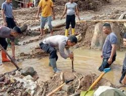 Gotong Royong Pascabanjir, Polri Pulihkan Drainase Tersumbat dan Gorong-gorong di Rusip Antara