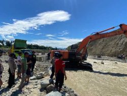 Polri-TNI Terus Lakukan Penanganan Banjir Donggala, Akses Jalan Mulai Dibuka dan Pembersihan Rumah Warga Digencarkan