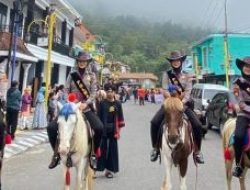 Layanan Keamanan, Polwan Polres Magetan Patroli Berkuda di Wisata Sarangan