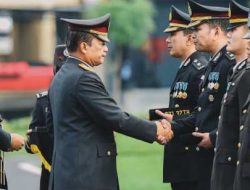 Kapolda Jatim Anugerahkan Tanda Kehormatan kepada Ribuan Personel