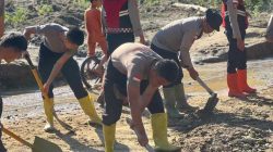 Polri Bersihkan Area Terdampak Banjir Bandang di Kampung Tengah Kecamatan Palembayan Agam Sumbar