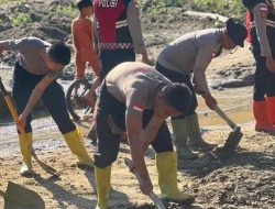 Polri Bersihkan Area Terdampak Banjir Bandang di Kampung Tengah Kecamatan Palembayan Agam Sumbar