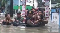 Polri Bergerak Tangani Banjir Cakung, Kerahkan 132 Personel, Perahu Taktis, Kendaraan 4×4, dan Dapur Lapangan Brimob