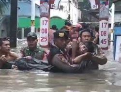 Polri Bergerak Tangani Banjir Cakung, Kerahkan 132 Personel, Perahu Taktis, Kendaraan 4×4, dan Dapur Lapangan Brimob