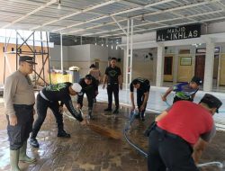 Polres Situbondo Bersihkan Fasum Terdampak Banjir Bandang di Desa Kalianget