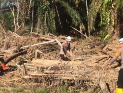 Pulihkan Pasca-Banjir Bandang, Tim SAR Resimen II Pasukan Pelopor Bersihkan Sungai di Agam