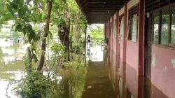 Belajar di Mushola, Bertahan di Tengah Banjir: Kisah Siswa SDN Somosari Lamongan