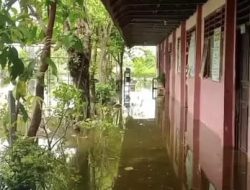 Belajar di Mushola, Bertahan di Tengah Banjir: Kisah Siswa SDN Somosari Lamongan