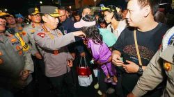 Kapolri Tinjau Pengamanan Tahun Baru di Bundaran HI, Sapa Warga dan Bagikan Goodie Bag