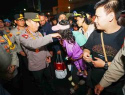 Kapolri Tinjau Pengamanan Tahun Baru di Bundaran HI, Sapa Warga dan Bagikan Goodie Bag