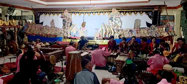 Lestarikan Tradisi Lokal,