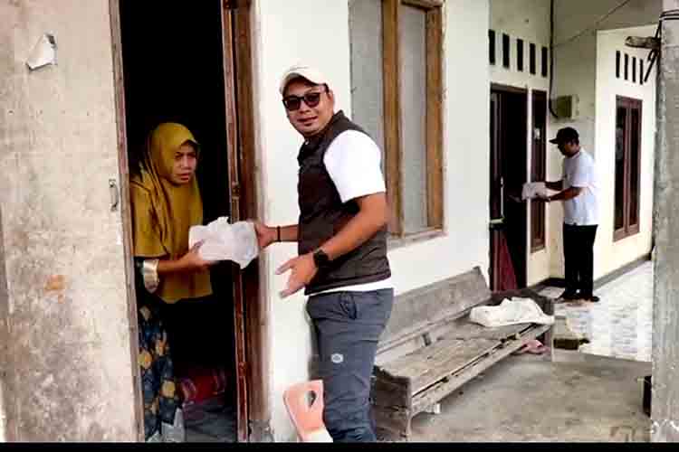 PT SNR Salurkan Bantuan ke Warga Terdampak Banjir Bengawan Njeroh