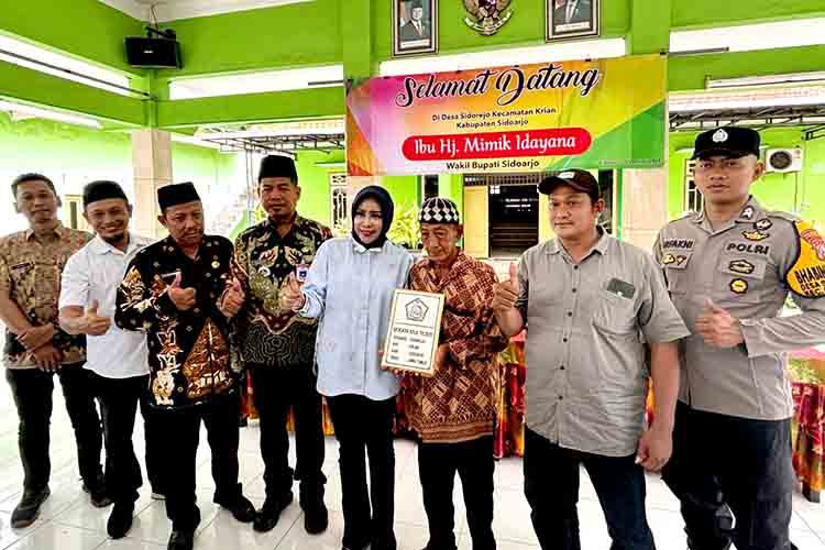 Pemkab Sidoarjo Serahkan Bantuan RTLH di Sidorejo Krian