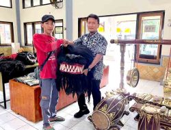 Pemkab Tuban Dorong Pelestarian Thak-Thakan, Serahkan Bantuan Gamelan dan Kostum