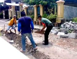 Babinsa Koramil 01/Ngawi Ajak Warga Gotong Royong Bangun Infrastruktur Desa