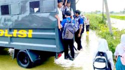 Polisi Antar Anak Sekolah di Tengah Banjir Kalitengah, Warga Lamongan Terharu