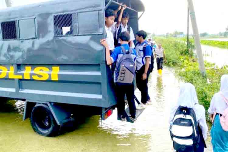 Polisi Antar Anak Sekolah di Tengah Banjir Kalitengah