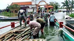Warga Ketapangtelu dan Muspika Karangbinangun Dirikan Jembatan Darurat Hadapi Banjir Bengawan Njeroh