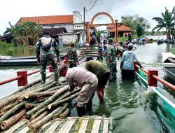 Warga Ketapangtelu dan Muspika Karangbinangun Dirikan Jembatan Darurat Hadapi Banjir Bengawan Njeroh