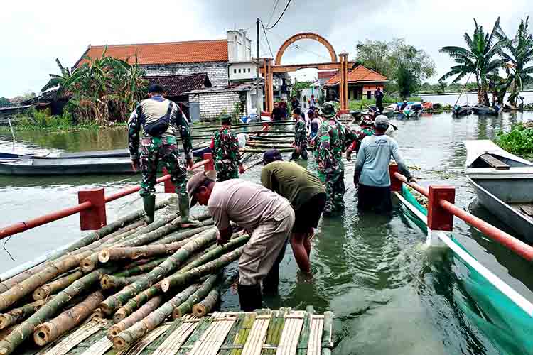 Warga Desa Ketapangtelu dan Muspika Bersatu, Bangun Jembatan Darurat