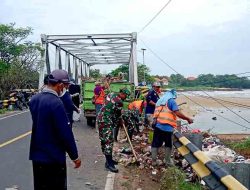 Awal Ramadan Penuh Berkah, Babinsa Sokobanah dan Dinas Kebersihan Sampang Gotong Royong Bersihkan Sampah