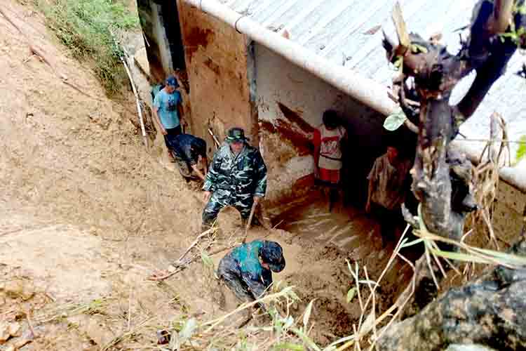 Babinsa Koramil 12 Watukumpul Sigap Tangani Longsor di Desa Jojogan