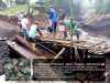 Babinsa Koramil 13/Pulosari Gotong Royong Bangun Jembatan Darurat untuk Warga Desa Penakir