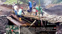 Babinsa Koramil 13/Pulosari Gotong Royong Bangun Jembatan Darurat untuk Warga Desa Penakir
