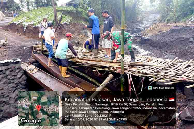 Babinsa Koramil 13 Pulosari Gotong Royong Bangun Jembatan