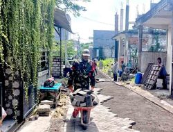 Babinsa Manyar Turun ke Lapangan, Warga Peganden Semakin Kompak Pasang Paving Jalan Desa