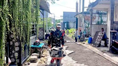 Babinsa Manyar Turun ke Lapangan