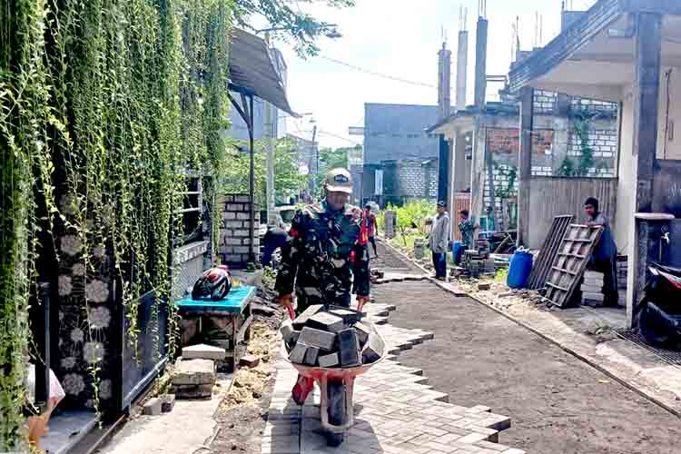 Babinsa Manyar Turun ke Lapangan