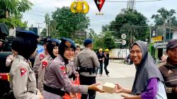 Brimob Polda Banten Bagikan Takjil Gratis
