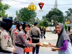 Brimob Polda Banten Bagikan Takjil Gratis, Warga Senang Sambut Ramadan Berkah