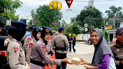 Brimob Polda Banten Bagikan Takjil Gratis