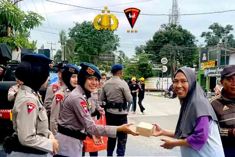Brimob Polda Banten Bagikan Takjil Gratis