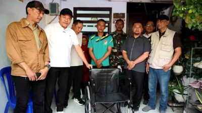 Bupati Sidoarjo Serahkan Kursi Roda