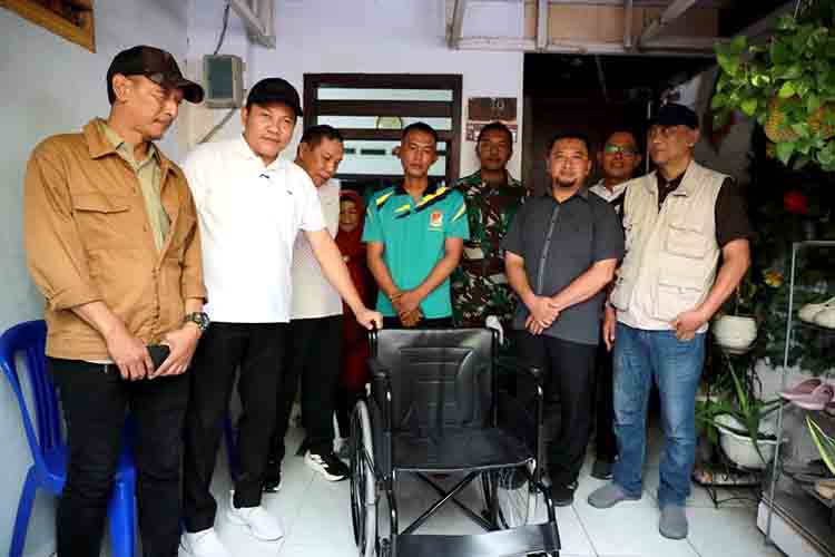Bupati Sidoarjo Serahkan Kursi Roda