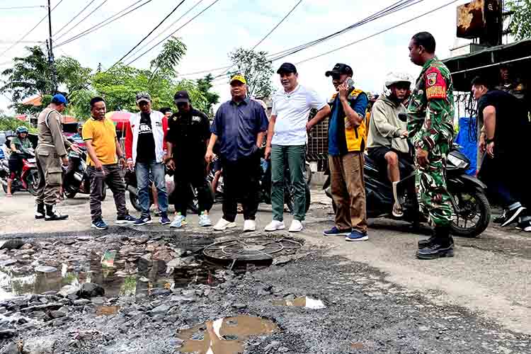 Bupati Sidoarjo Tegaskan Perbaikan Jalan Harus Overlay