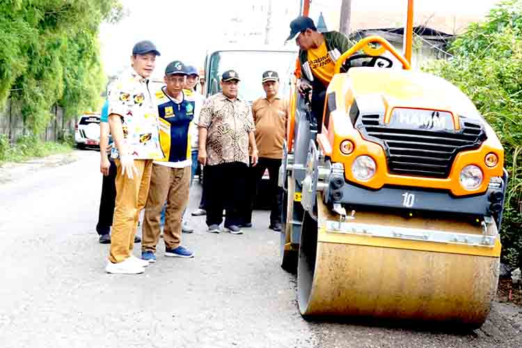 Bupati Sidoarjo terus keliling memastikan Perbaikan Jalan Berjalan maksimal