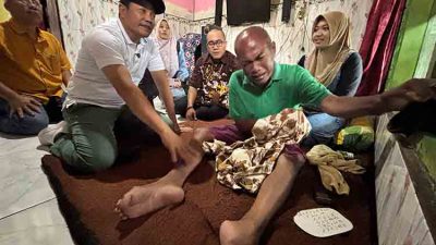 Bupati Subandi serahkan bantuan Kursi Roda