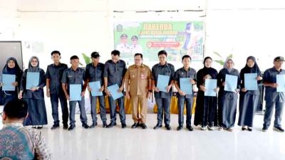 Bupati Takalar Daeng Manye Serahkan SK