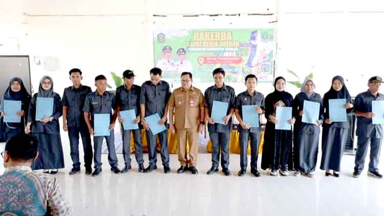 Bupati Takalar Daeng Manye Serahkan SK