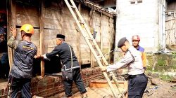 Gotong Royong Polres Ngawi Bantu Bersihkan Rumah Korban Banjir di Sirigan, Paron