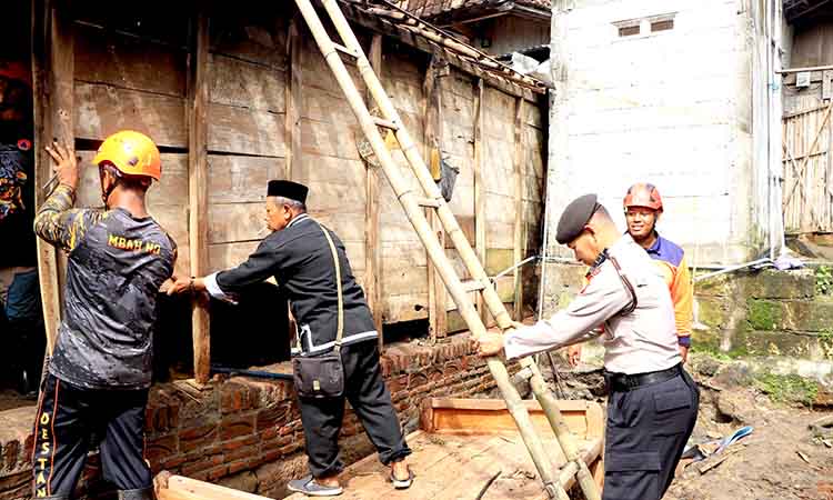 Gotong Royong Polres Ngawi Bantu Bersihkan Rumah