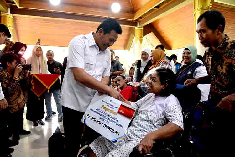 Gubernur Khofifah Salurkan Bansos Rp3,016 Miliar