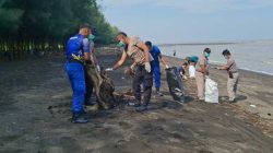 Gerakan Indonesia Asri : Polres Probolinggo Bersama Warga Percantik Destinasi Wisata Pantai