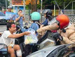 Polres Blitar Kota Edukasi Pengguna Jalan di Operasi Keselamatan Semeru Dengan Berbagi Sayur